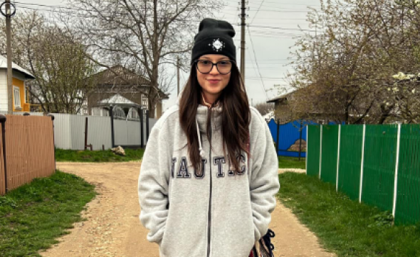 FOTO // Nu uită de unde a plecat! Cleopatra Stratan, apariție simplă și naturală în locurile unde a copilărit